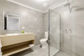 Nightcap at Findon Hotel - Bathroom