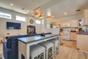 Luxe Pasadena Casita w/ Fireplace & Grill - Innvendig