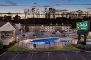 Quality Inn & Suites at Dollywood Lane - Piscina