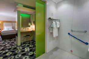 Holiday Inn Sittingbourne by IHG - Bathroom