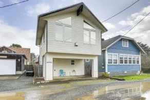 1 Block to Twin Rocks Beach: Pet-friendly Cottage - Interior
