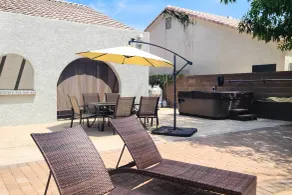 Hot Tub & Fire Pit: Phoenix Oasis Near Hiking! - Interiör
