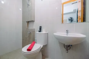 Comfort 1Br At Royal Heights Apartment - Badezimmer