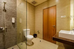 RedDoorz Plus near Dunia Fantasi Ancol - Bathroom