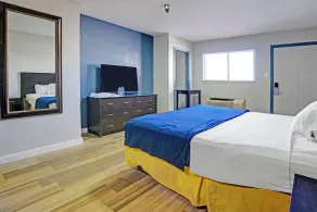 Super 7 Inn By OYO San Antonio NW Medical Center - Room