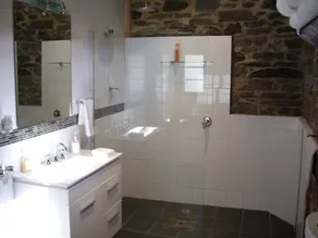 1860 Wine Country Cottages - Bathroom