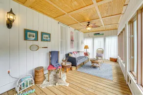 Spacious Vintage Gem w/ Sunroom in Manistee! - Interiör