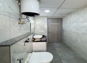 Housr 36 Studio Rooms Bangalore Near Leela Palace - Bathroom