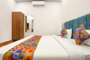 FabHotel Villa The Suites - Nr Prayagraj Junction - Værelse
