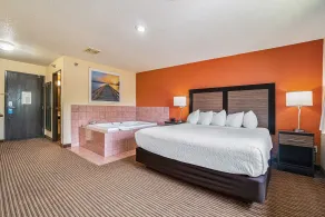 Days Inn & Suites by Wyndham Traverse City - Chambre