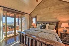 Luxurious Mountain Getaway w/ Game Room + Hot Tub! - Innvendig