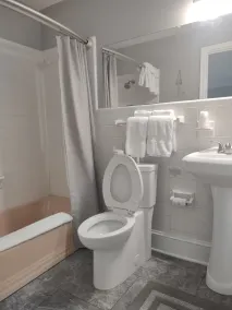 Cape Charles Milestone Lodge - Badezimmer