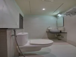 OYO 26196 Hotel Vip Regency - Bathroom