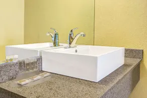 Days Inn by Wyndham St. Petersburg Central - Chambre