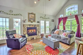 Eclectic Ranger Home w/ Mtn Views + Hot Tub! - Interiør