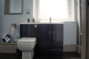 The Globe Angle - Bathroom