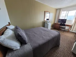 GRIZZLY MOTEL - Room