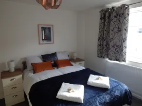 Modern, well located en-suite rooms with parking - Orbitat Accommodations - Habitación