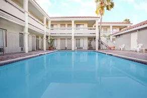 Travelodge by Wyndham Costa Mesa Newport Beach Hacienda - Piscine