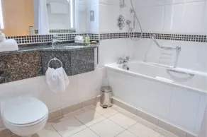 DoubleTree by Hilton Swindon - Baño