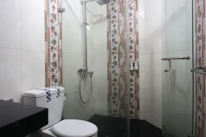 Collection O 92122 Series Hotel Serpong - Badezimmer