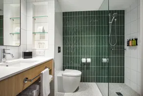 Holiday Inn Dandenong by IHG - Bathroom
