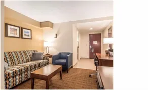 Comfort Inn & Suites Brattleboro I-91 - Room