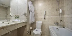 Palan Hotel - Baño