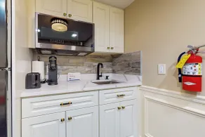 Nurse-ready Studio Retreat! 2 Mi to Dtwn Holyoke - Interior