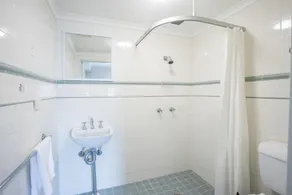 Arena Hotel (formerly Sleep Express Motel) - Bathroom
