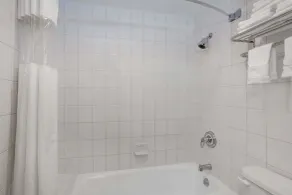 Days Inn by Wyndham Woodbury Long Island - Bathroom