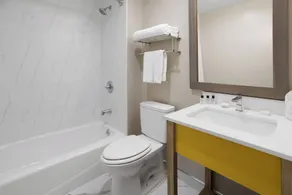 Days Inn by Wyndham Staten Island - Salle de bain