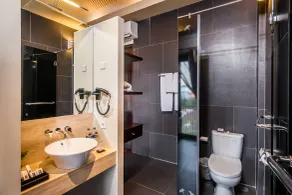 18 Suite Villa Kuta - Bathroom