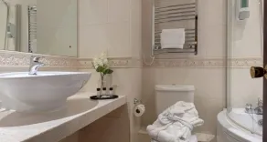 Passage House Hotel - Bathroom