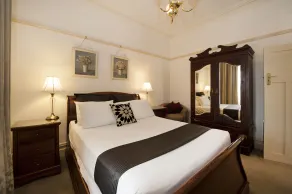 Cobb & Co Court Boutique Hotel - Room