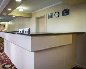 Rodeway Inn & Suites Plymouth Hwy 64 - Vestíbulo