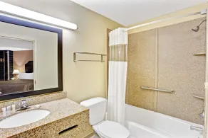 Howard Johnson by Wyndham Pikesville - Bathroom