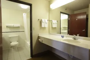 Red Lion Inn & Suites Grimes - Badezimmer
