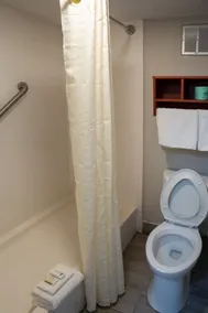 Baymont by Wyndham Austin University Area - Bathroom