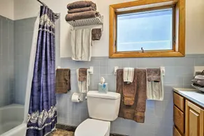 Great for Couples! Cape Cod Cottage 2 Mi to Beach - Intérieur