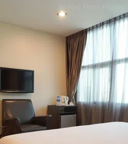 Capital O Rail Hotel - Chambre