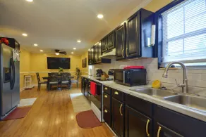 5 Mi to Vir! Private Escape w/ Yard & Decks - Interiör
