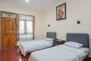 RedDoorz at Mahendra Beach Inn Kuta - Room