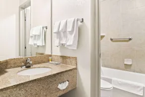 Days Inn & Suites by Wyndham Warren - Baño