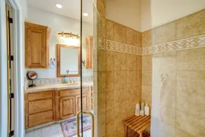 Stunning Hopland Vacation Rental w/ Pool & Hot Tub - Badrum