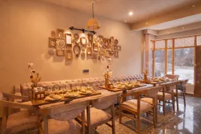 The Vintage Villas Resort Ladakh - Luxury Stay with Mountain Views - Restaurant