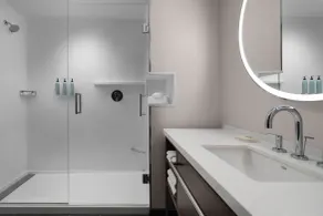 Courtyard by Marriott Calgary Downtown - Bathroom