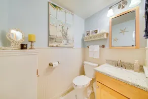 1/4 Mi to Beach: Family Home w/ Spacious Deck! - Innvendig