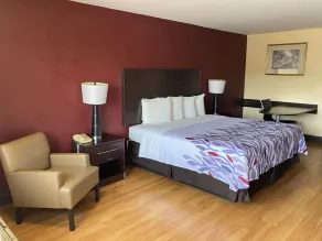 Red Roof Inn & Suites Cleveland, TN - Room