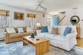 Walk to Lake Tashmoo! Cape Gem w/ Deck & Fire Pit - Interiör